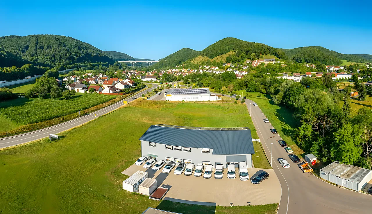 Luftbild: Firmengebäude von Foissner + Abt mit Fuhrpark im Filstal